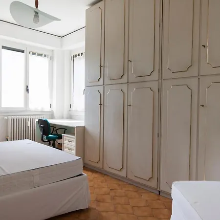 Light & Cozy Flat Near Navigli, Iulm, Bocconi Милан