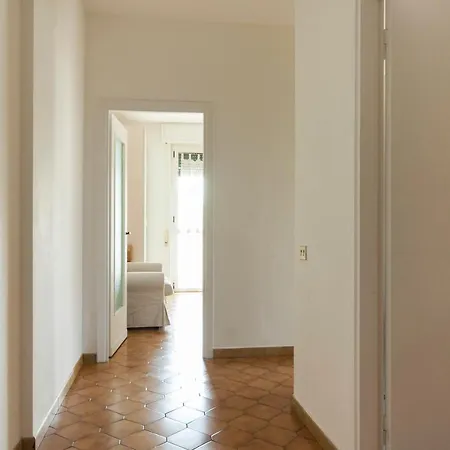Light & Cozy Flat Near Navigli, Iulm, Bocconi Апартаменты *